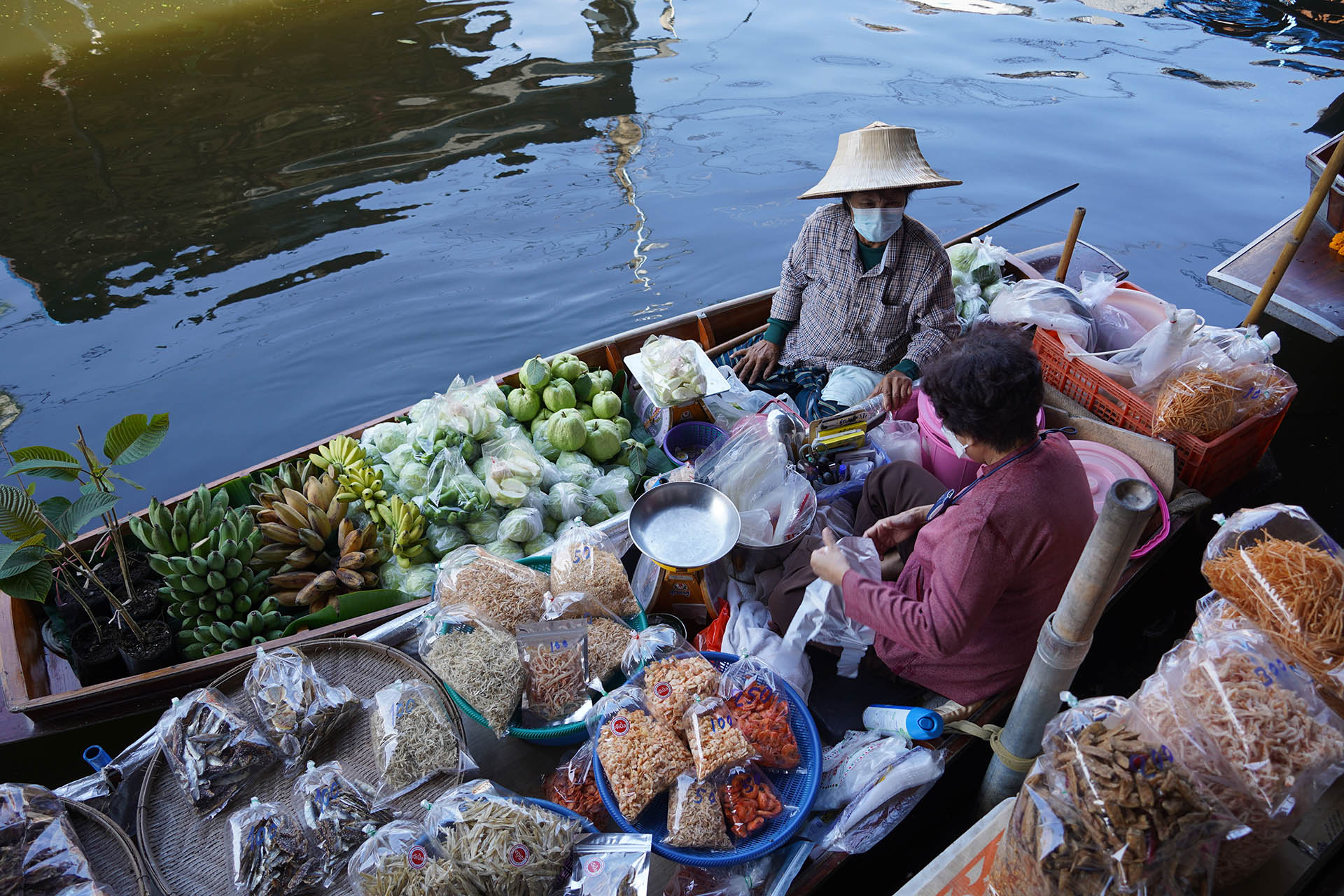 Verkäufer am Damnoen Saduak Floating Market