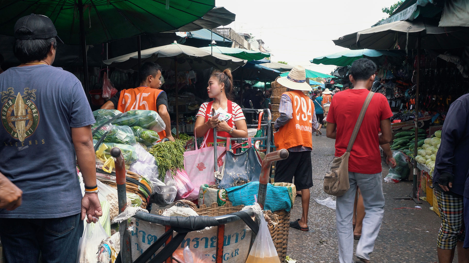 Khlong Toey Market in Bangkok